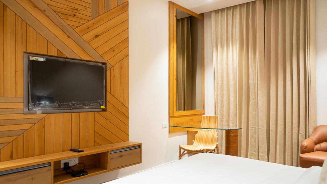 Clarks Inn Suites Кангра Екстериор снимка