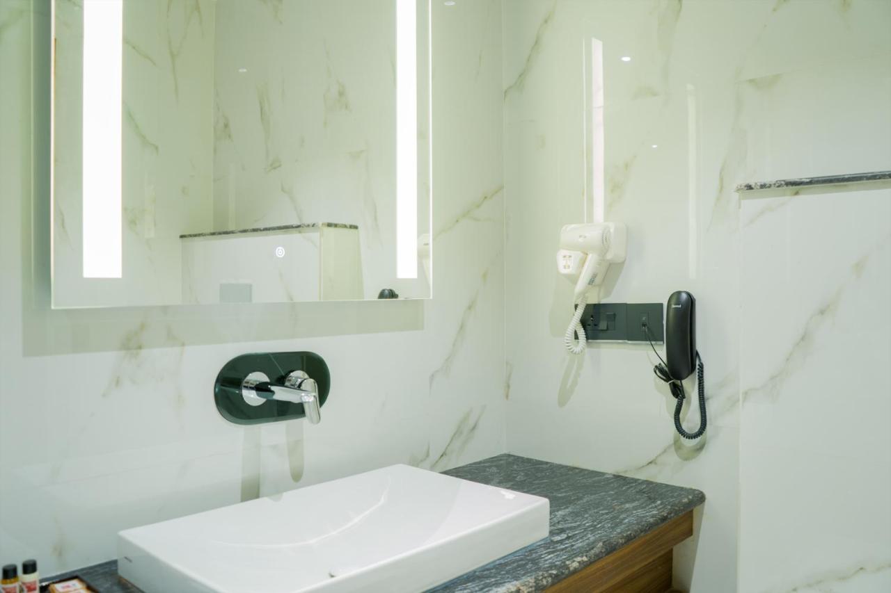 Clarks Inn Suites Кангра Екстериор снимка