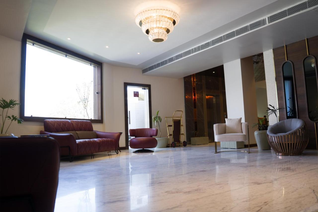Clarks Inn Suites Кангра Екстериор снимка