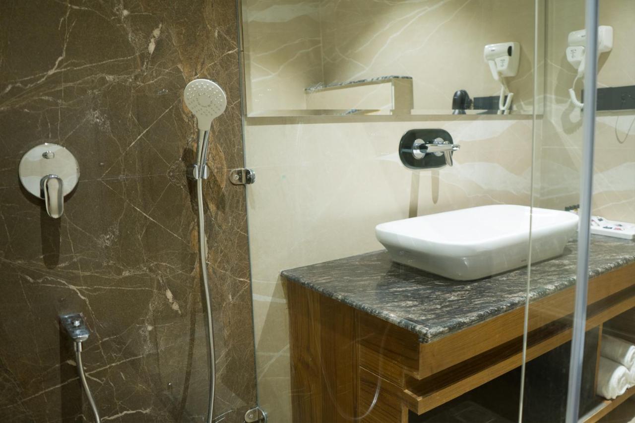 Clarks Inn Suites Кангра Екстериор снимка