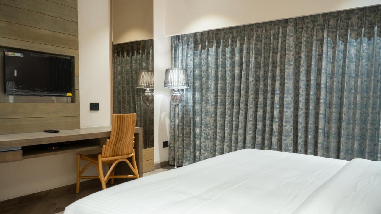 Clarks Inn Suites Кангра Екстериор снимка